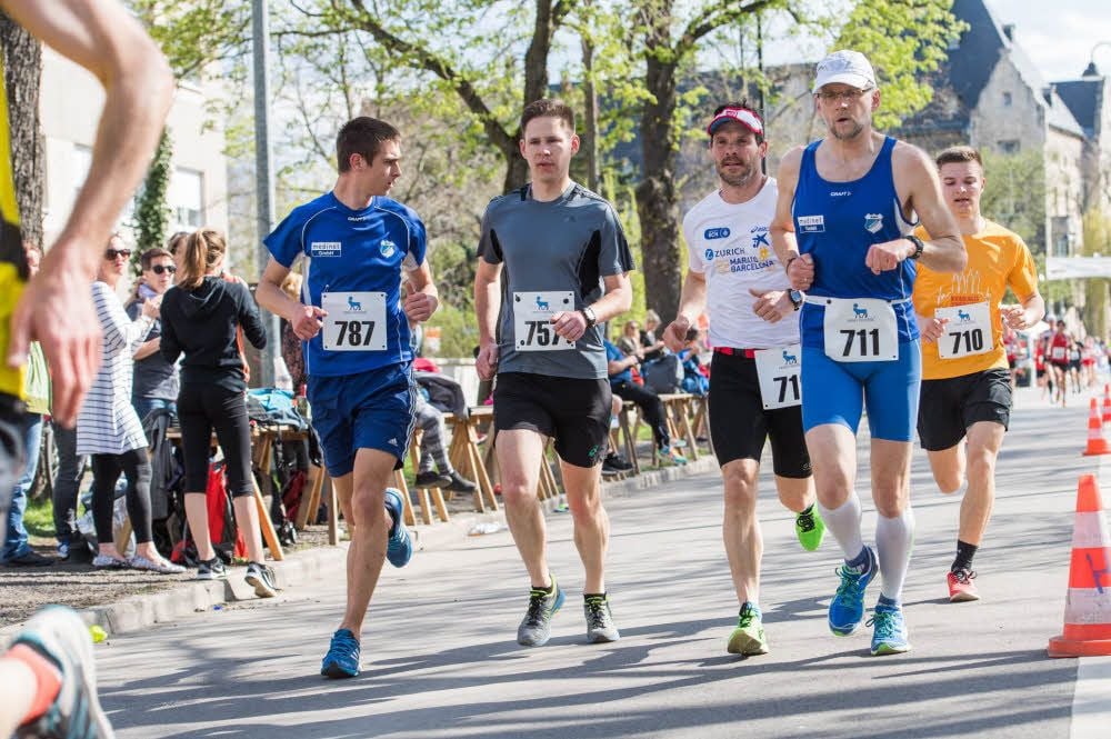 Die Lokalmatadoren Jonas Schütze (v.l.), Martin Kornalewski, Christian Aumann, Michael Strenzke und Hannes Aumann während des Zehn-Kilometer-Rennens.