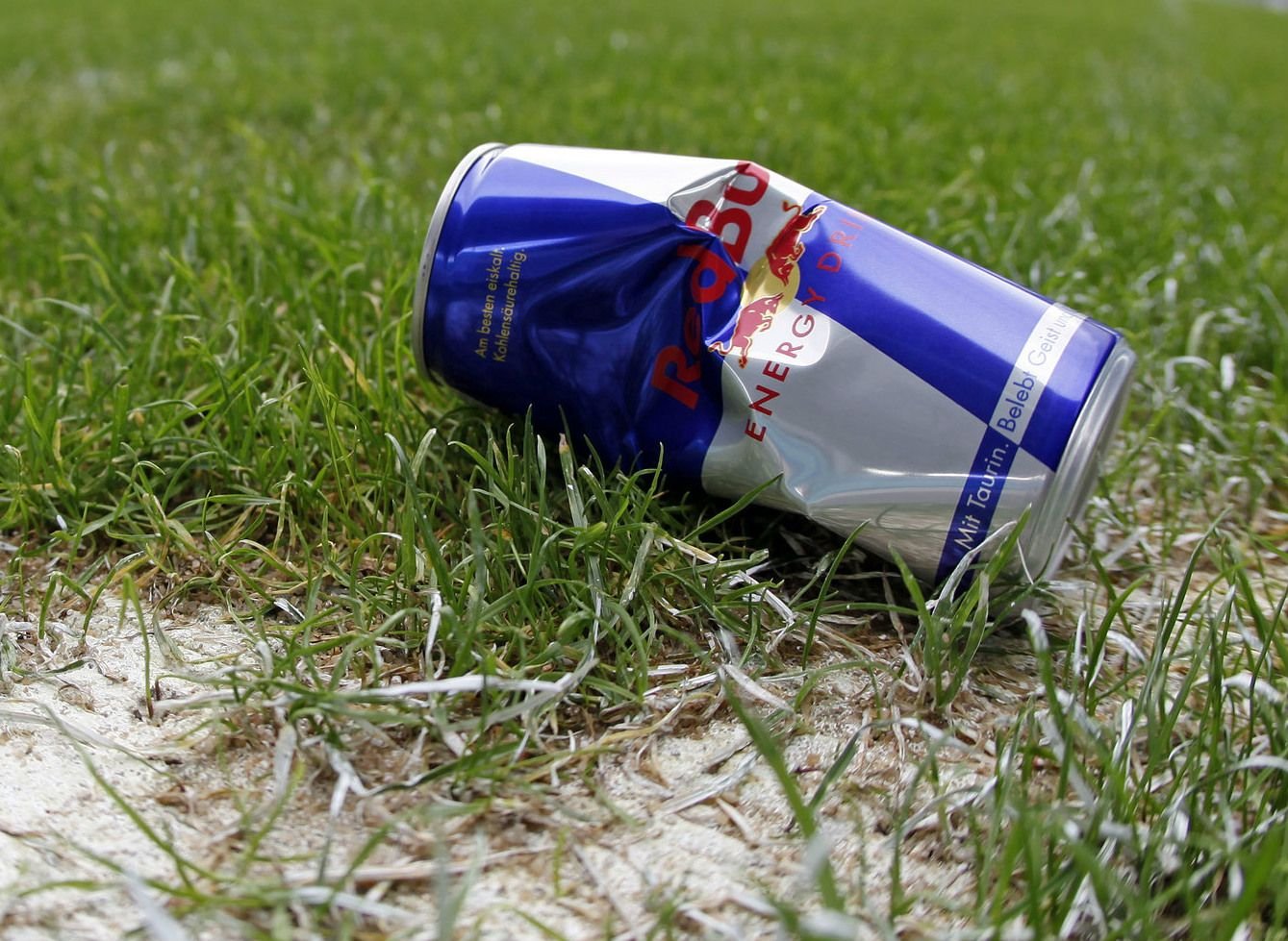 Eine Dose Red Bull liegt auf dem Fußballfeld.