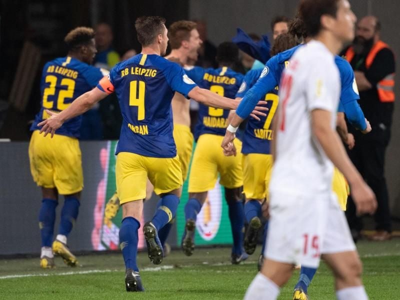 Die Leipziger Spieler jubeln über das späte Elfmetertor zum Sieg. Foto: Sven Hoppe