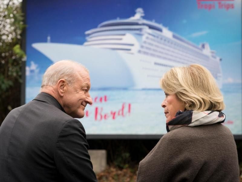 Georg Wilsberg (Leonard Lansink) und Anna Springer (Rita Russek) schmieden Pläne, auf einem Kreuzfahrtschiff nach Panama zu verreisen. Foto: ZDF/Thomas Kost