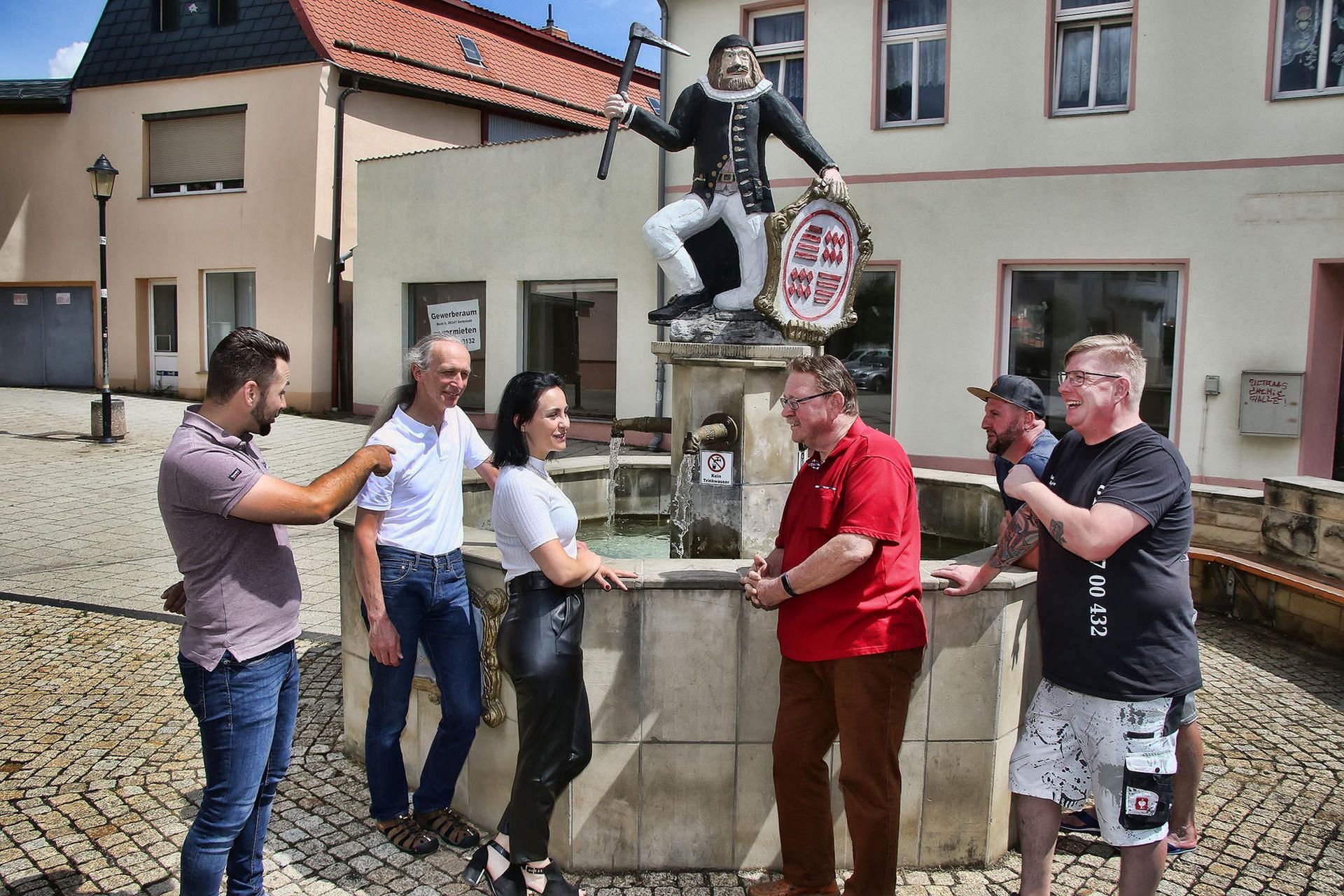 Herbert Lange, Tanja Hackl, Christian Poschke, Heiko Eggers, Sebastian Schwarz und Denny Oertel (v.l.) haben den Brunnen zum Sprudeln gebracht.