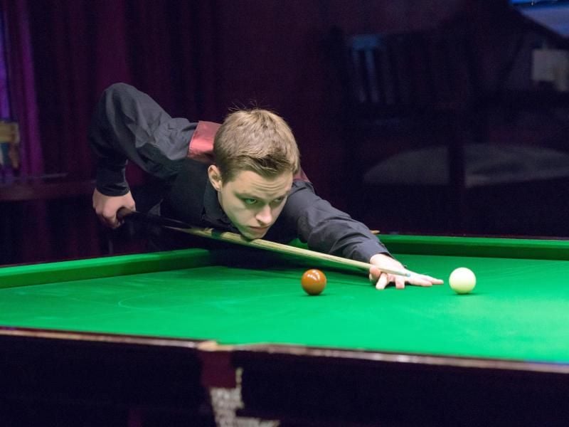 Der deutsche Snookerspieler Lukas Kleckers muss drei Quali-Runden überstehen um bei der Snooker-WM dabei zu sein. Foto: Sanjin Kusan