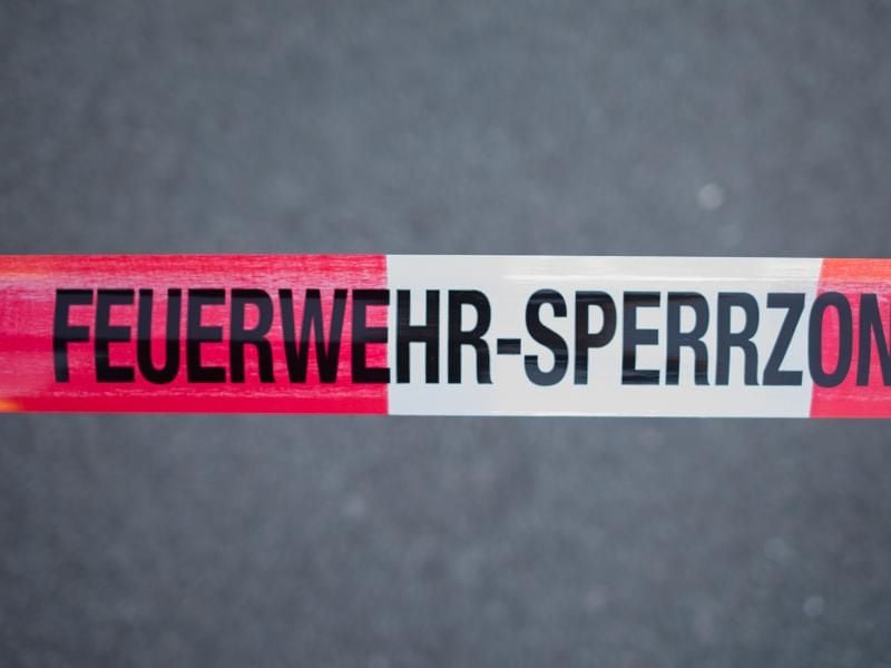 Feuerwehr-Sperrzone. Foto: Daniel Bockwoldt/dpa/Symbolbild