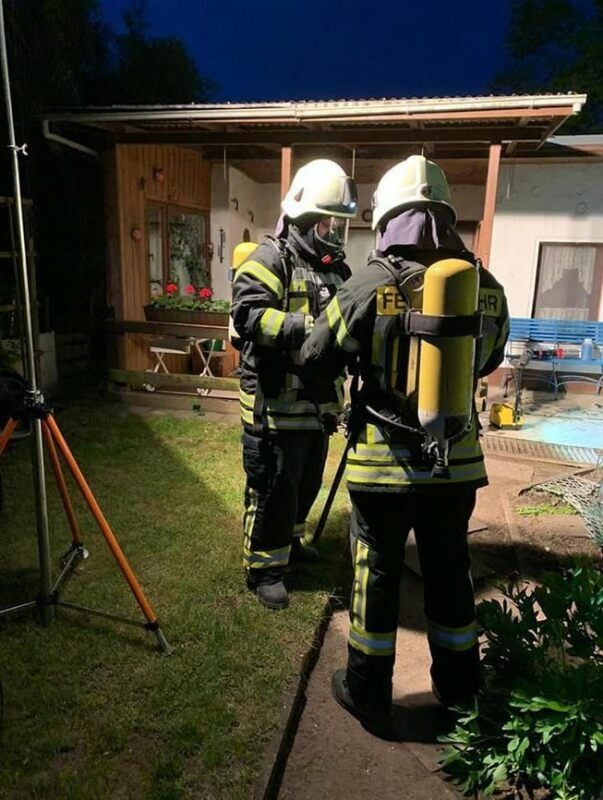 Die Feuerwehr bei einem Einsatz an der Laube in der „Alten Anlage“ in Bad Lauchstädt.