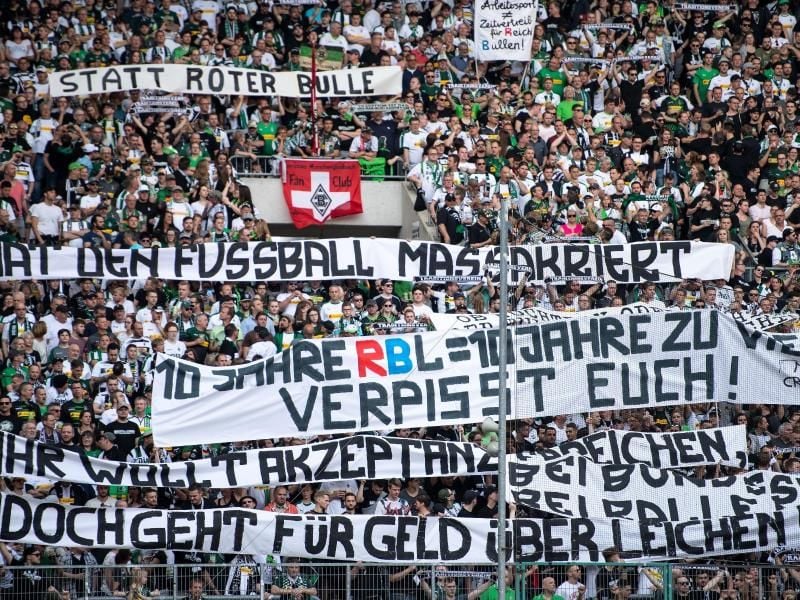 Gladbacher Fans bekunden ihren Unmut gegen RB Leipzig. Foto: Marius Becker