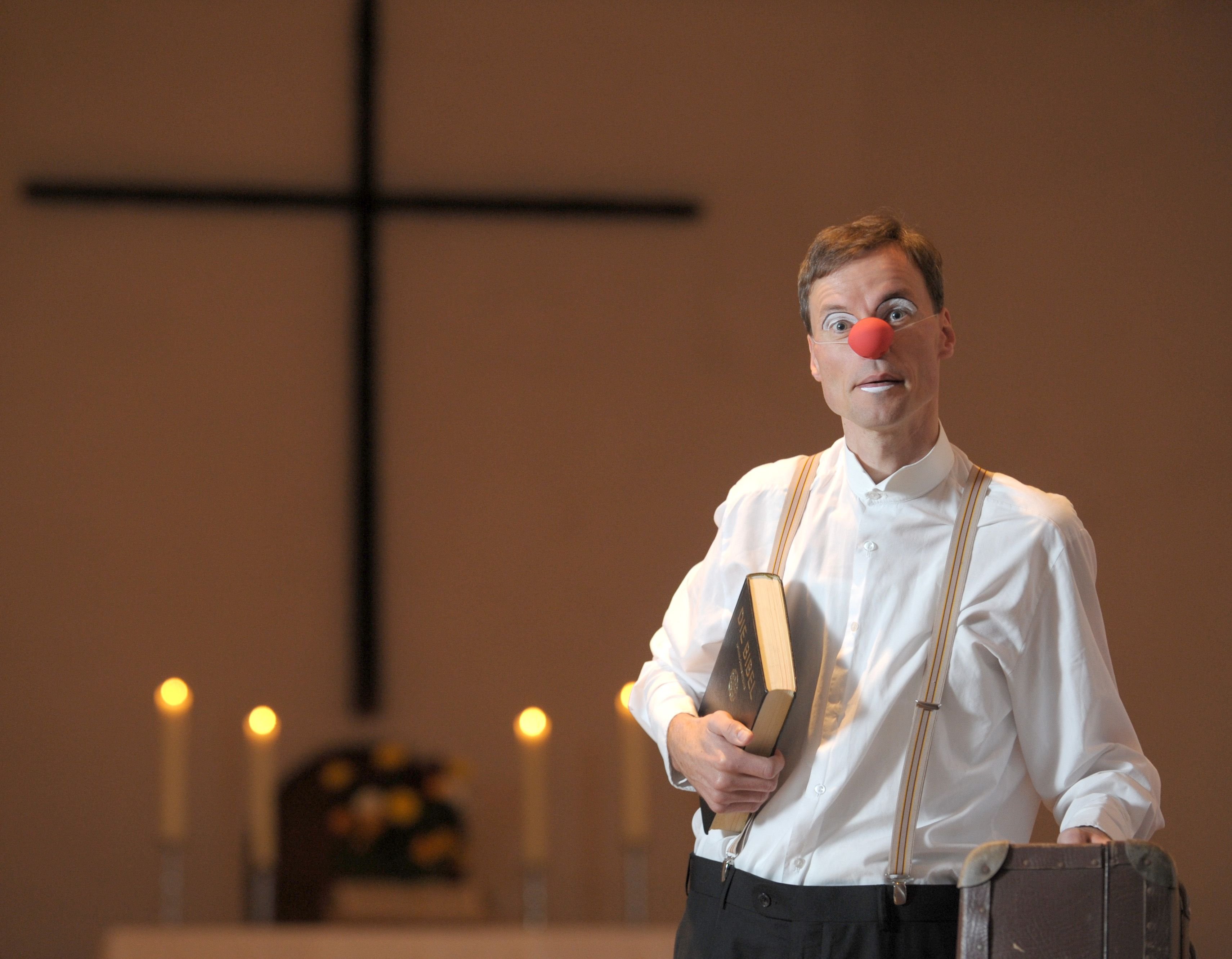 Kirchenclown Steffen Schulz steht als Clown Leo auf der Bühne