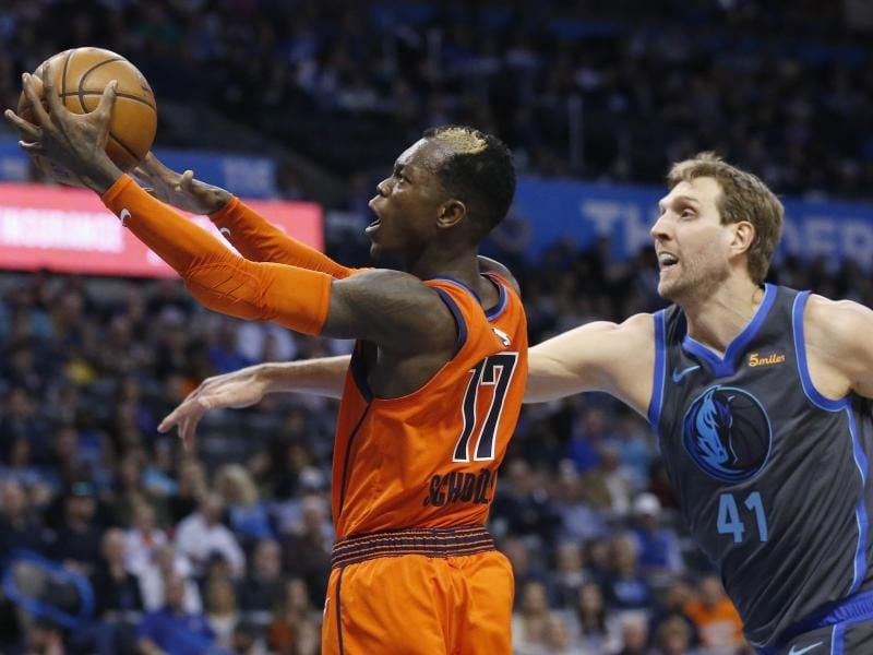 Oklahomas Dennis Schröder (l) im Duell mit Dirk Nowitzki von den Dallas Mavericks. Foto: Sue Ogrocki/AP