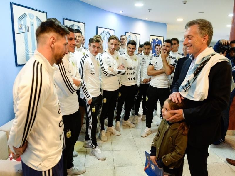 Argentiniens Staatspräsidenten Mauricio Macri (r) verabschiedet Lionel Messi und Co. Richtung Europa. Foto: dpa