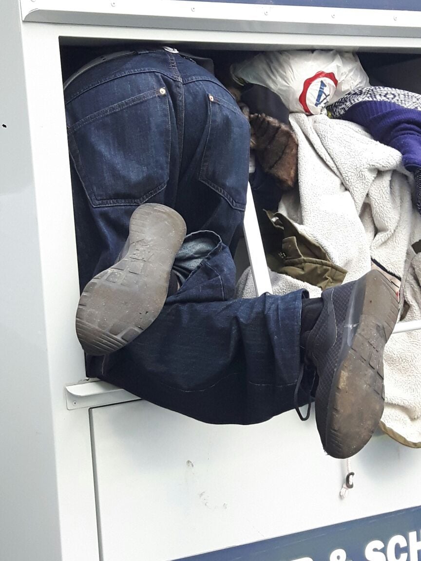 Ein Dieb war am Montagvormittag in Aachen in einem Altkleider-Container stecken geblieben, angeblich, weil er sein Portemonnaie verloren habe.