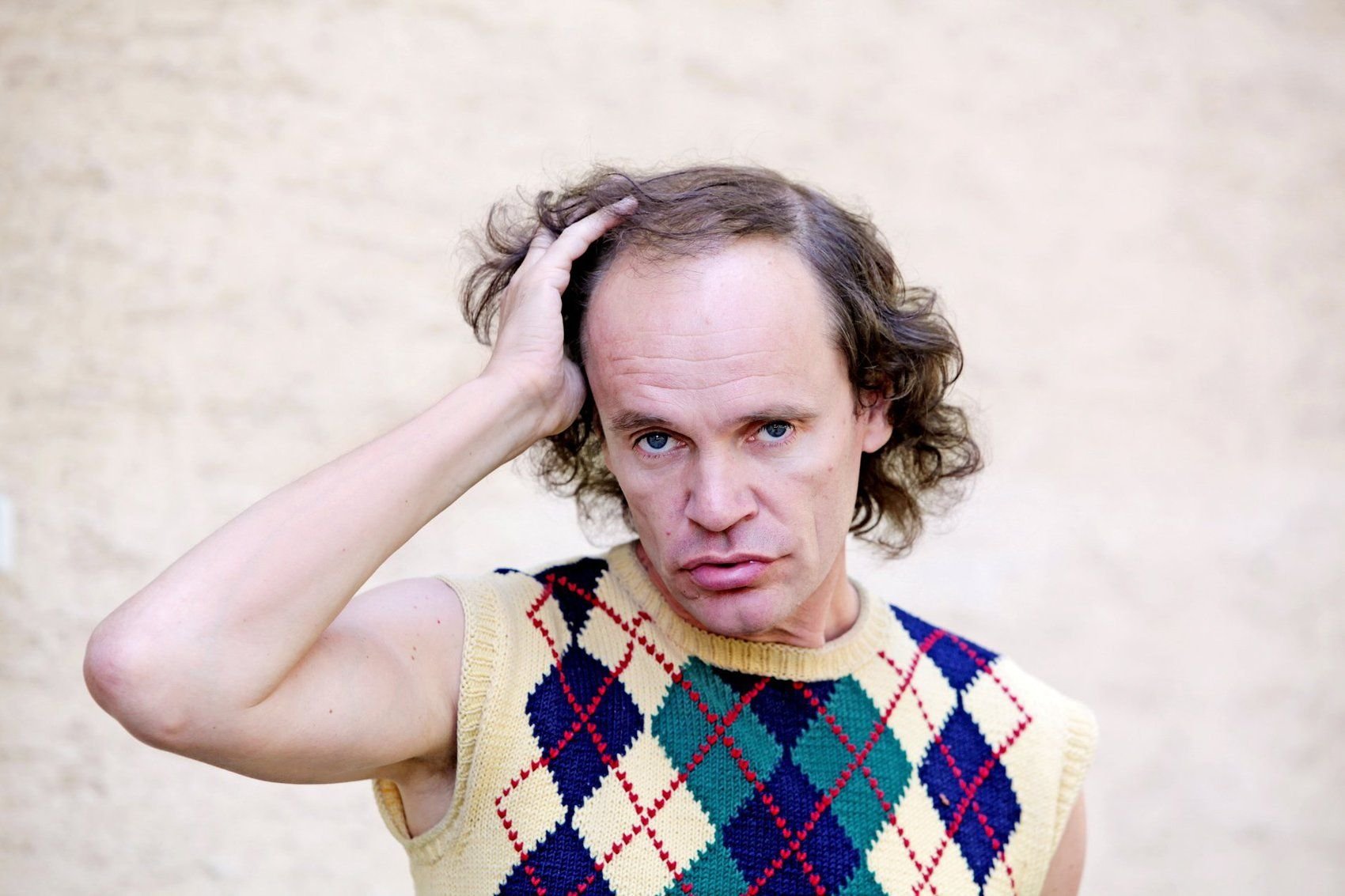 Trotz oder gerade wegen seines Pullunders ist Olaf Schubert "sexy forever". Nun kommt das Wunder im Pullunder sogar ins Kino.