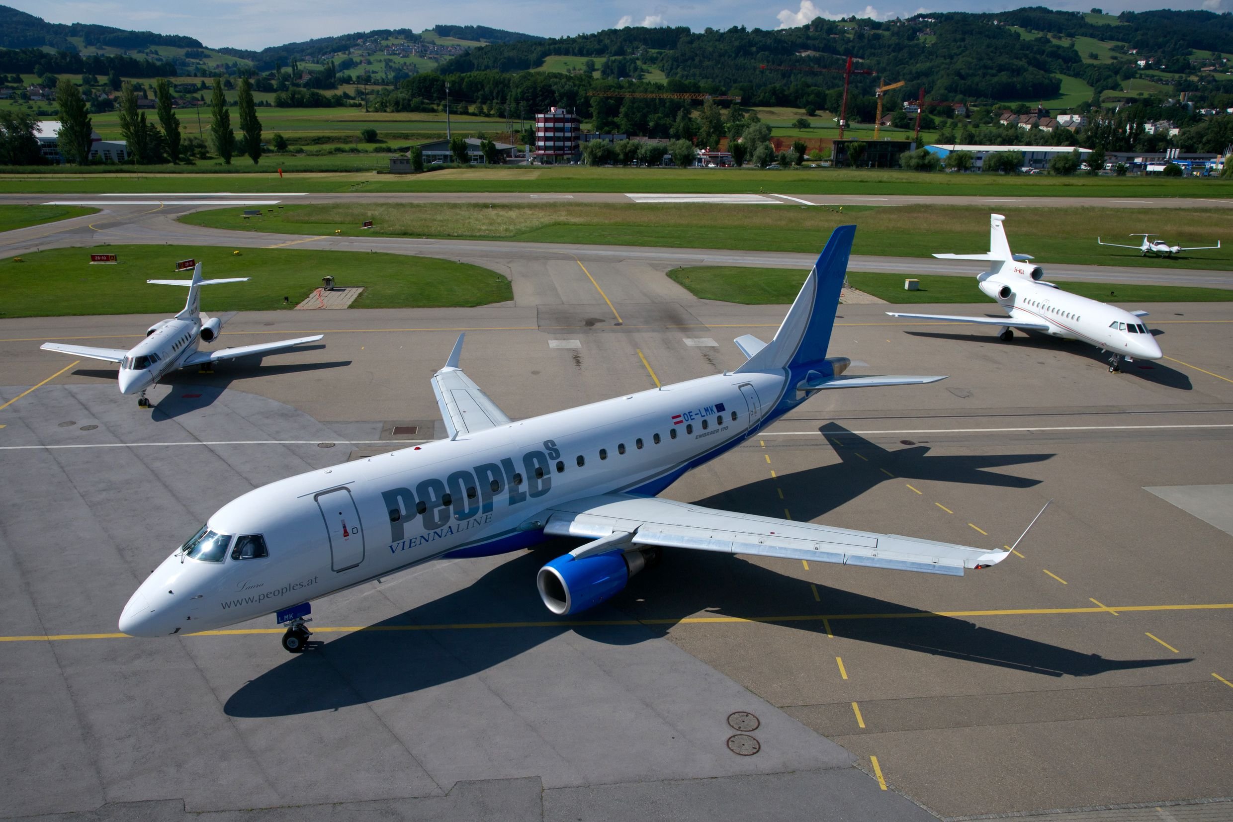 Ein Flieger aus der Flotte von People's Viennaline.