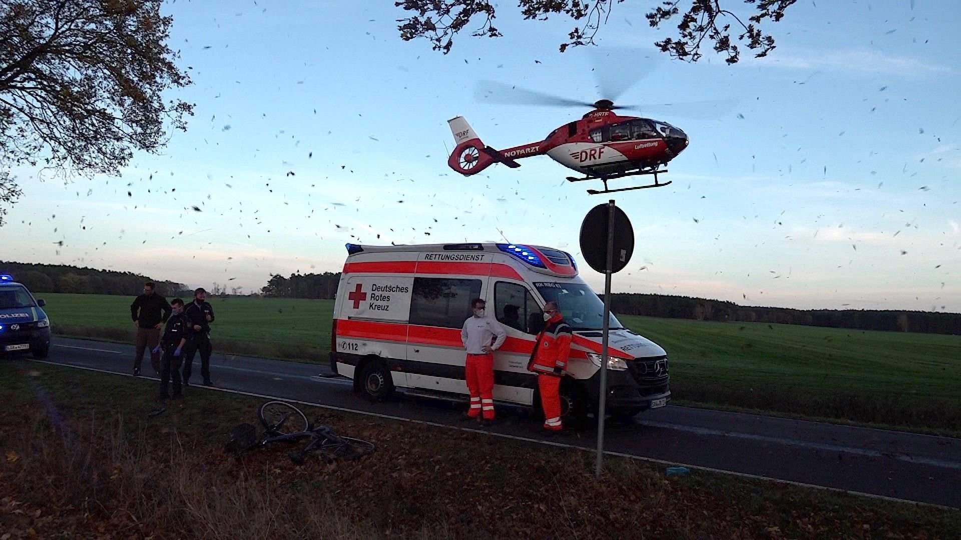 Bei einem Unfall in der Altmark wurde eine Radfahrerin so schwer verletzt, dass sie mit einem Rettungshubschrauber ins Krankenhaus gebracht werden musste.