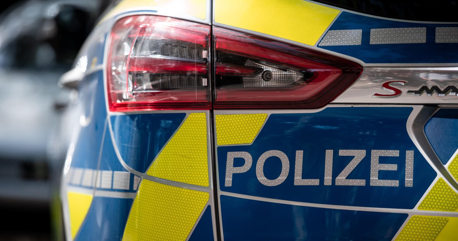 Der Schriftzug «Polizei» ist auf einem Polizeiauto zu sehen.