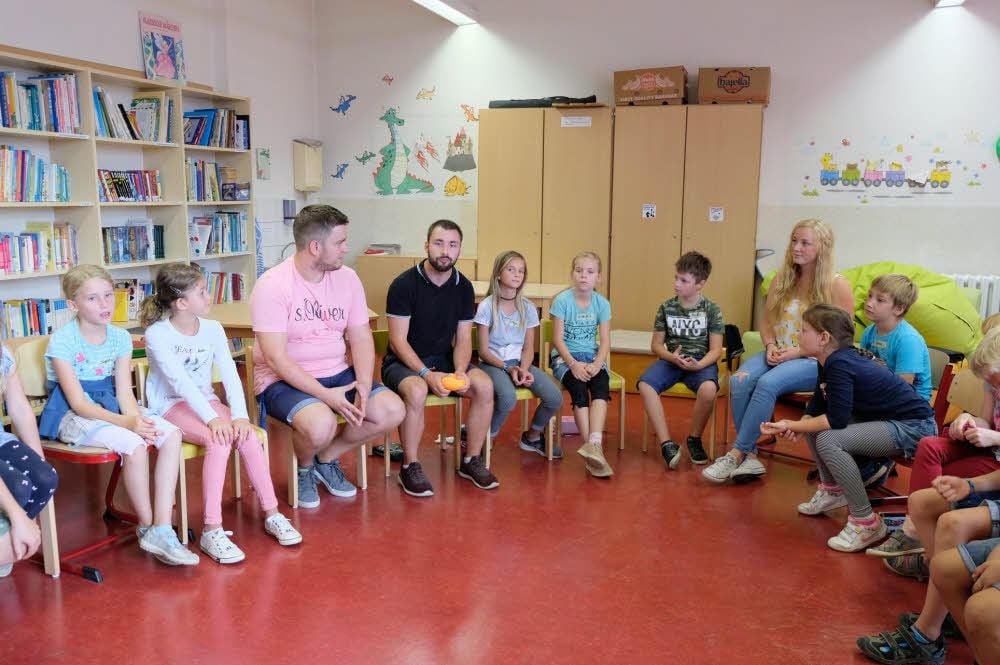 In der Schulbibliothek werden in einem Kreis Gedanken, später auch Komplimente ausgetauscht. Mit dabei sind neben Projektleiter Marco Krüger Schulsozialarbeiterin Franziska Pfennig (3.v.r.) sowie der kommissarische Schulleiter Marcus Mehlig (3.v.l.).