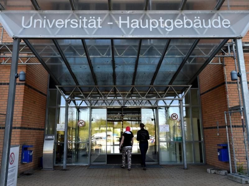 Der Eingang zum Hauptgebäude der Universität Flensburg (Schleswig-Holstein). Foto: Carsten Rehder/Archiv