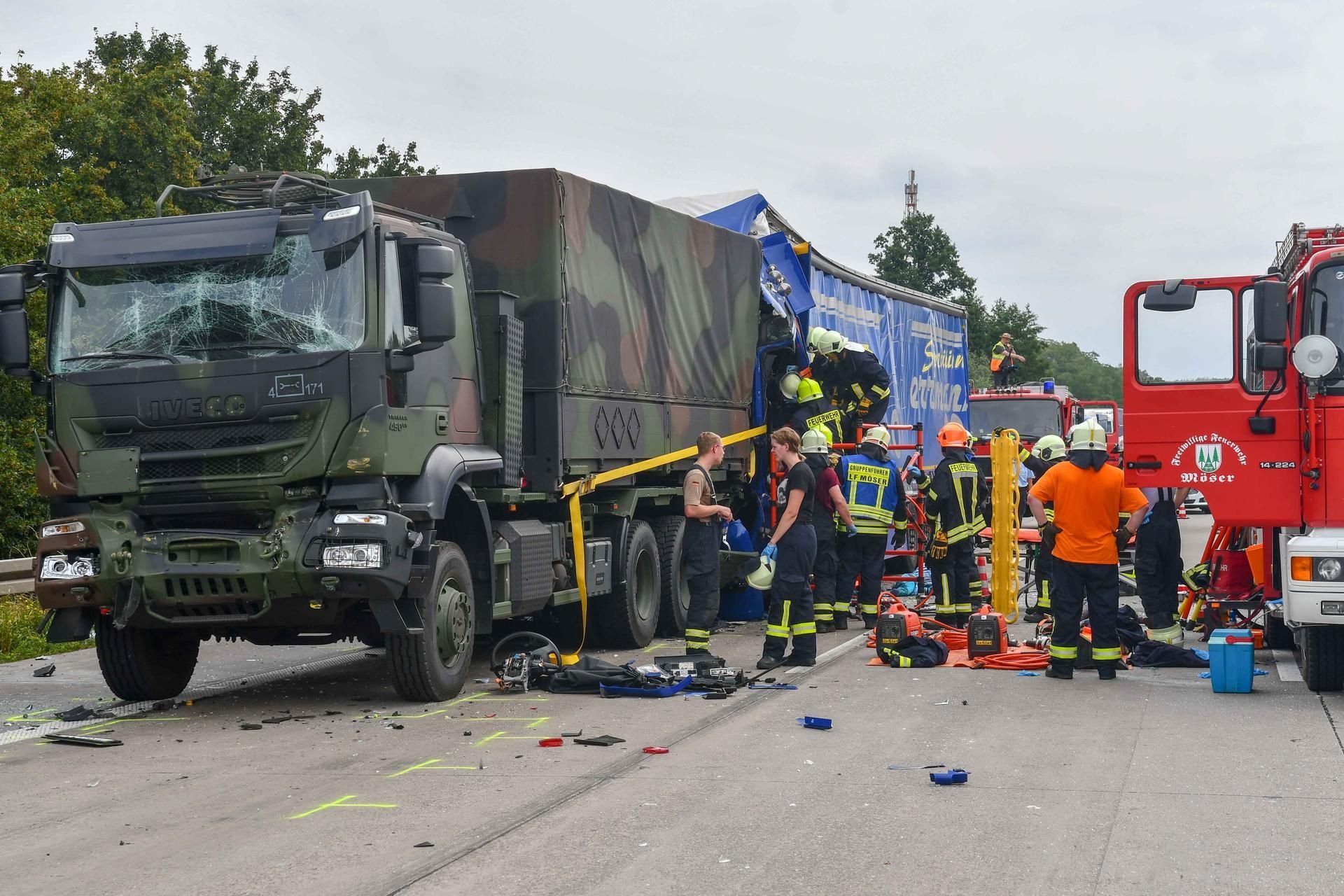 Auf der A2 ist es am Dienstagvormittag zu einem schweren Unfall gekommen. Ein Lkw ist auf ein Bundeswehrfahrzeug aufgefahren.