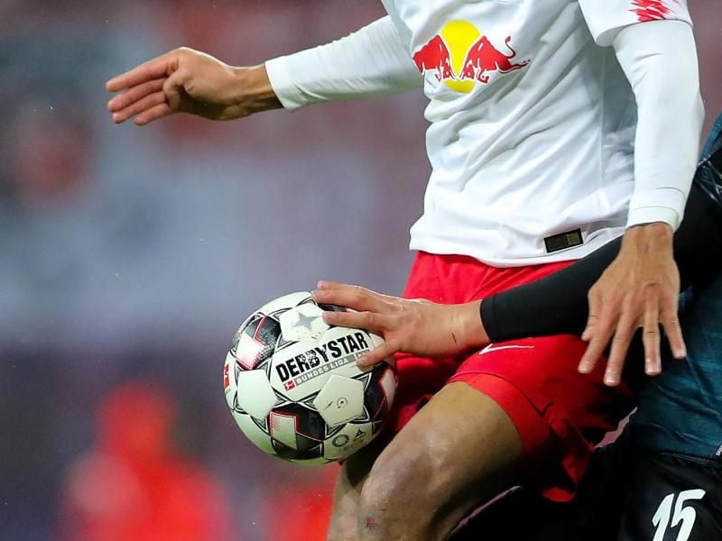 Die Regeln für das strafbare Handspiel werden erst vom 25. Juni an in Kraft treten. Foto: Jan Woitas