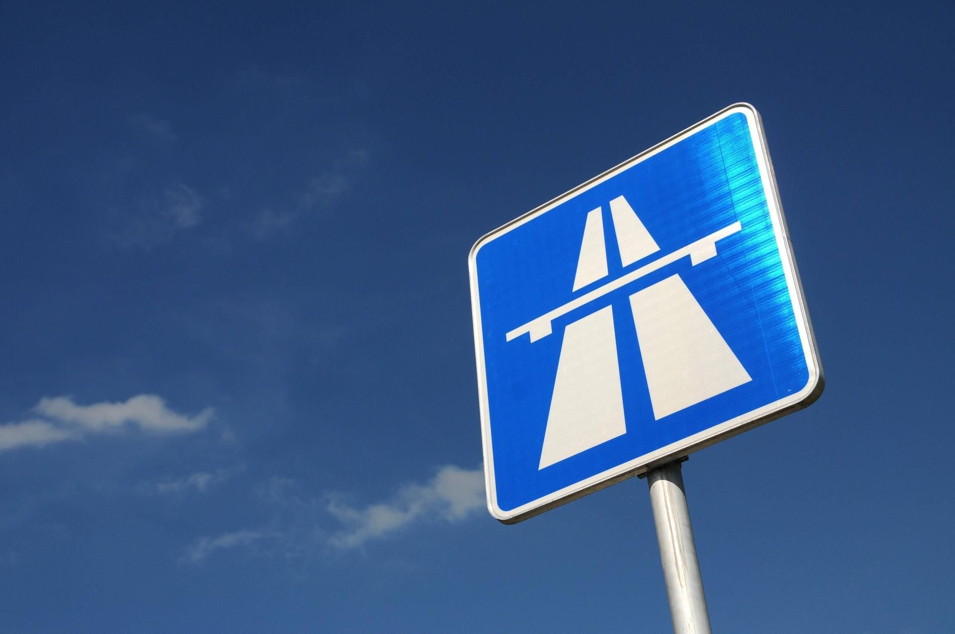 Eine Autobahnauffahrt