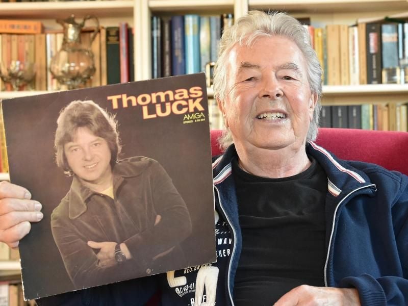 Sänger Thomas Lück zeigt seine erste bei Amiga 1978 erschienene Solo LP. Lück starb im Alter von 76 Jahren. Foto: Bernd Settnik/zb/dpa