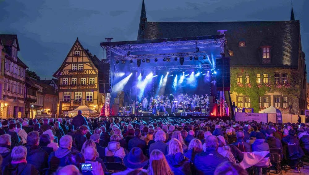 Aus dem Mittelalter stammende Texte und Lieder erklangen in der Mittelalterkulisse. Mehr als 1000 Besucher kamen zum Open Air.
