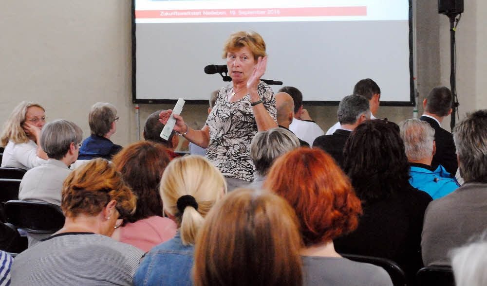 Christel Junge vom Schulförderverein hat das Wort.