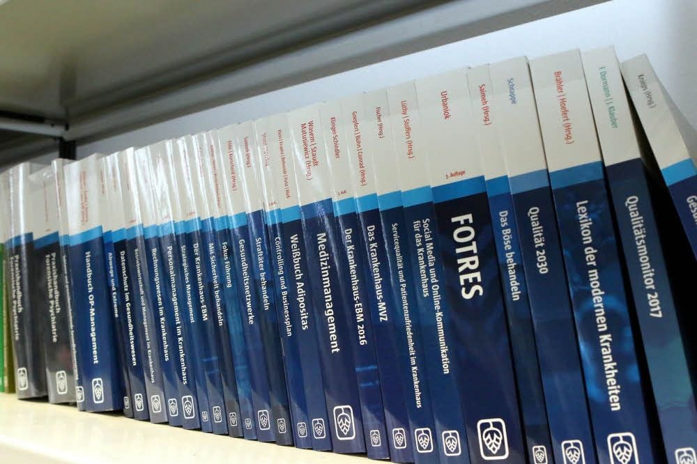 Das Druckhaus arbeitet unter anderem für wissenschaftliche Verlage. Bücher mit Softcover wie diese werden in Köthen auch gebunden.