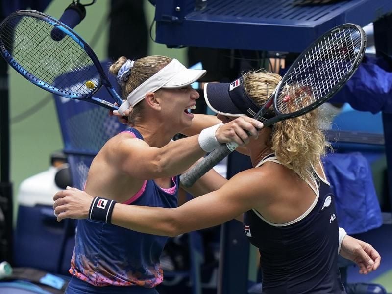 Laura Siegemund (r) feiert den Erfolg mit Vera Swonarewa. Foto: Frank Franklin Ii/AP/dpa