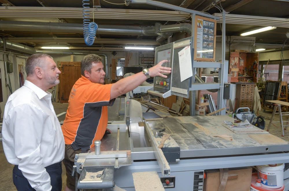 Steffen Queitsch erläutert Landrat Uwe Schulze die Möglichkeiten der CNC-Bearbeitung.