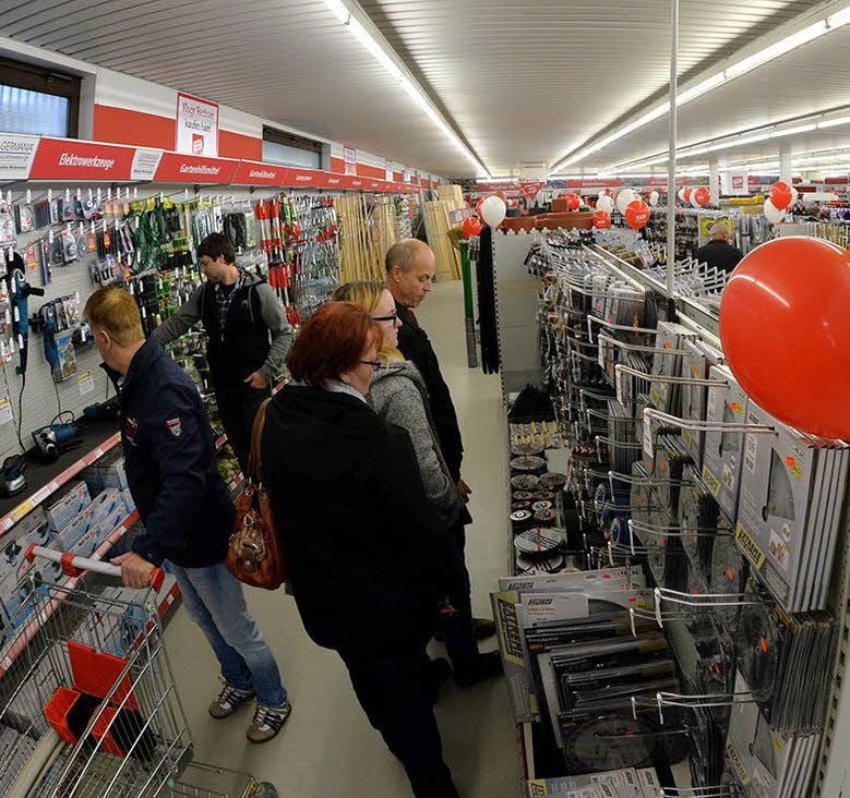 Kunden sind im neuen „Sonderpreis-Baumarkt“ in Aschersleben unterwegs.