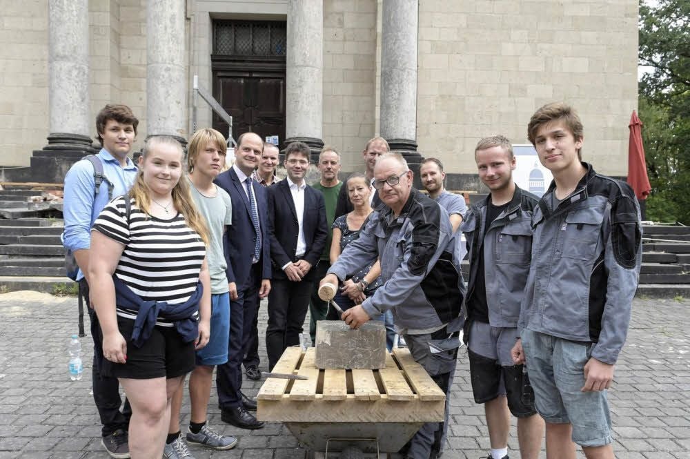 Die Jugendbauhütte am Mausoleum geht weiter. Auf die drei neuen Teilnehmer (links) wartet die marode Treppe, die repariert werden muss.
