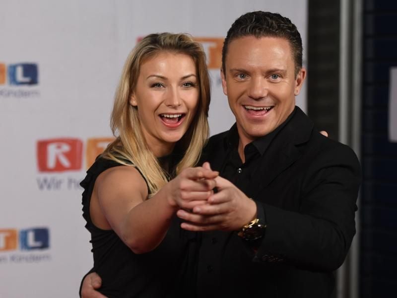 Sängerin Anna-Carina Woitschack (l) und Trompeter Stefan Mross 2017 beim RTL-Spendenmarathon. Foto: Henning Kaiser