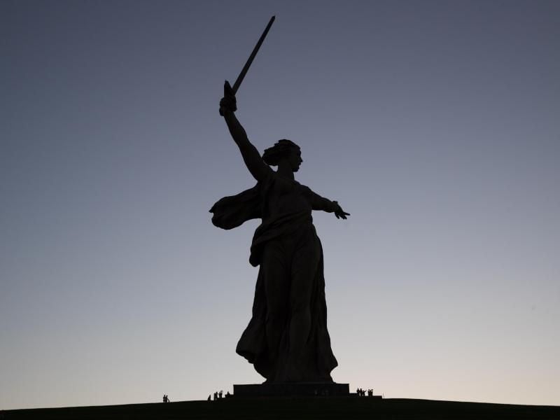 Britische Fans legten vor der Mutter-Heimat-Statue auf dem Mamajew-Hügel einen Blumenkranz nieder. Foto: Aaron Chown/PA Wire