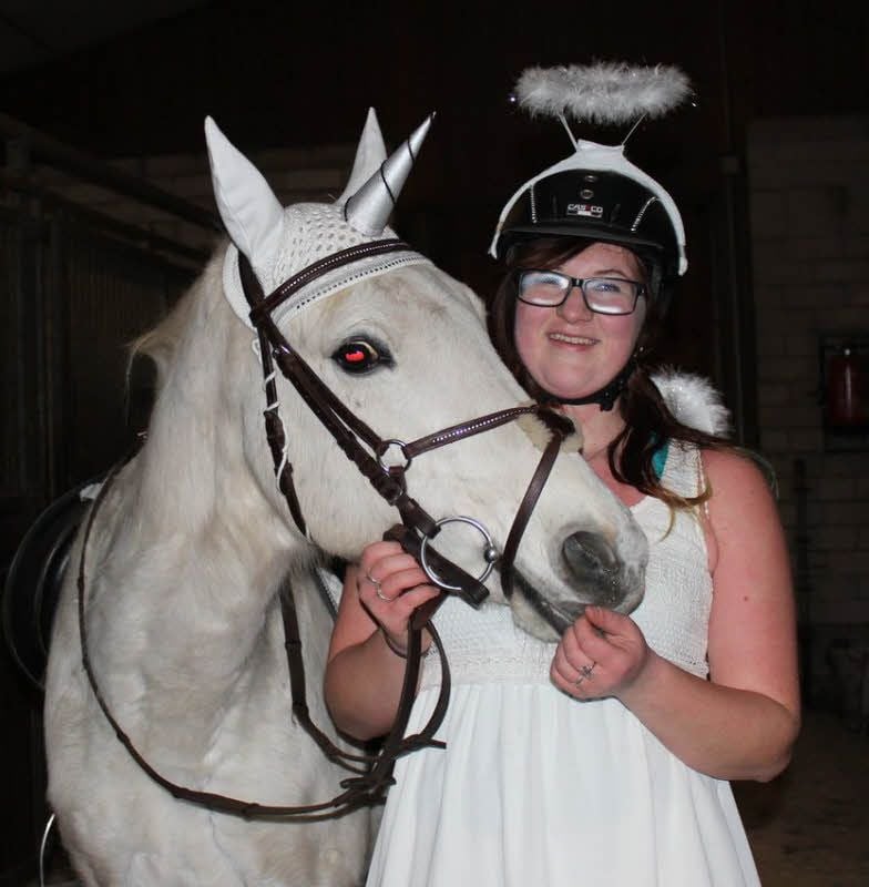 Engel Natalie Christel kam auf Einhorn „Mambo“ angeritten.