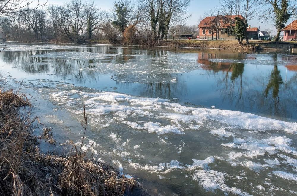 Sogar auf der Bad Dürrenberger Saale treiben inzwischen die ersten Eisschollen.