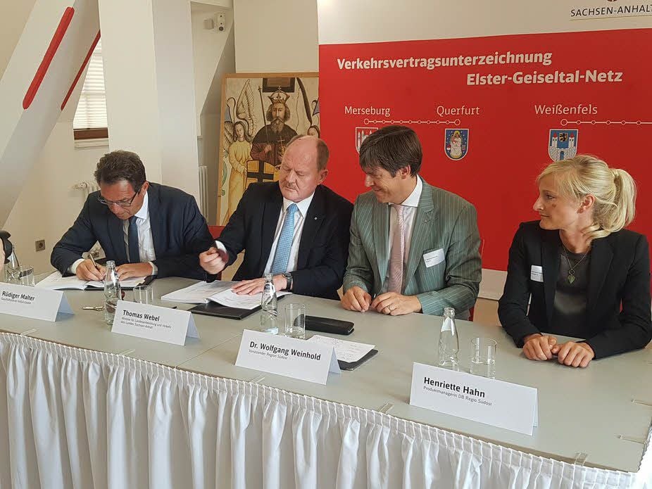 Verkehrsminister Thomas Webel (2.v.l.) und Wolfgang Weinhold von derbDB Regio Südost (2.v.r.) freuen sich über die Einigung.