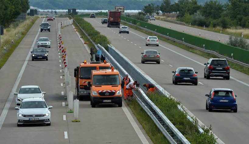 Straßenbauarbeiten montieren an der B6 bei Aschersleben eine moderne Mittelleitplanke.