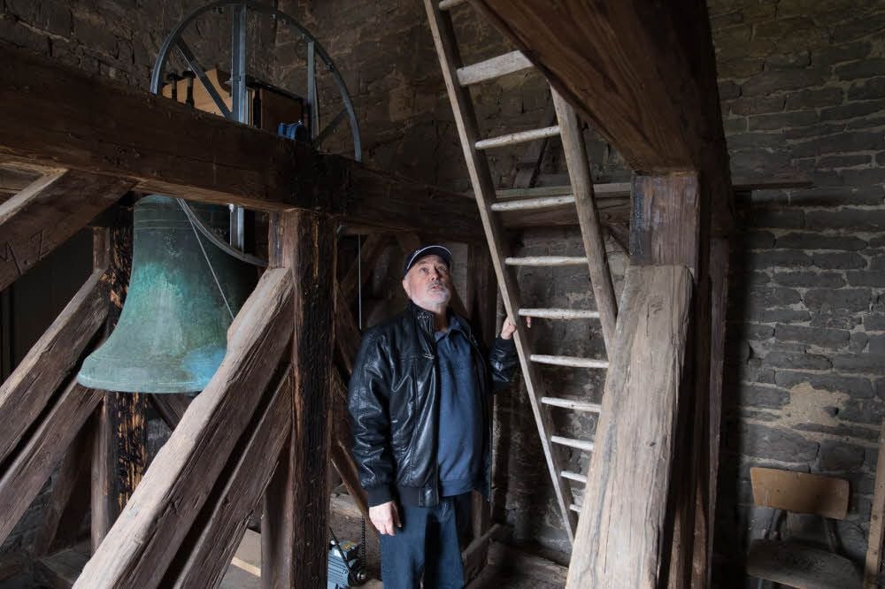 Hubert Skupin, Kirchenältester und Vorstandsmitglied im Verein der Klosterbrüder, steht in der Zscheiplitzer Klosterkirche an jener Stelle, an der bald die zweite Glocke hängen soll.