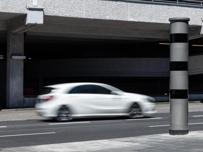 Ein Auto fährt in der Hügelstraße in Darmstadt an einer Blitzersäule vorbei. Foto: Silas Stein