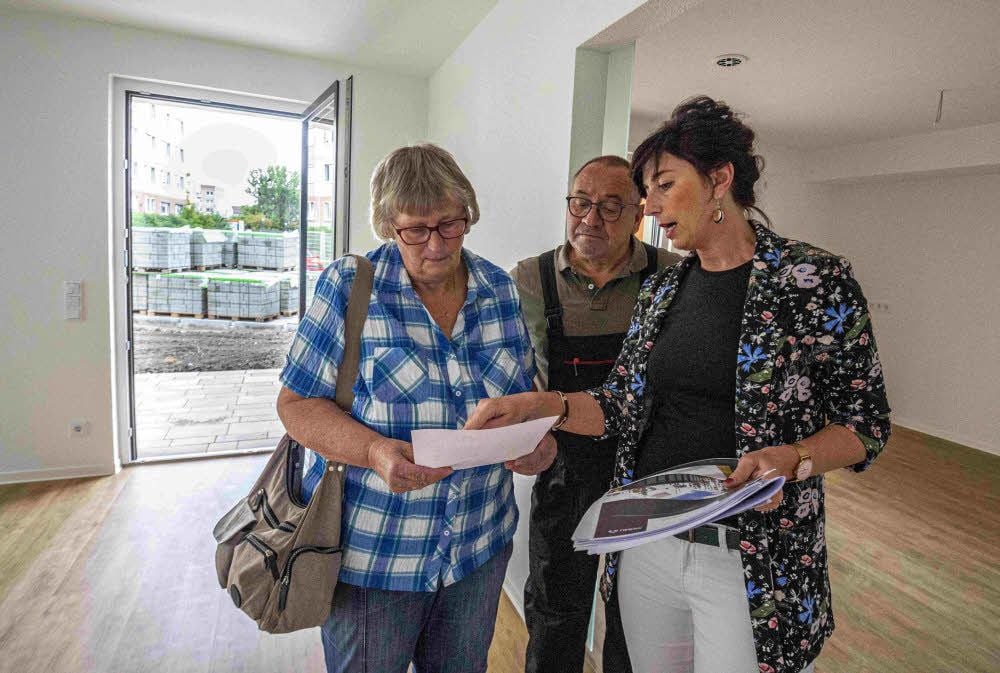 Angela und Heinz Adler informieren sich im Gespräch mit Mandy Dreyer (r.), Abteilungsleiterin Vermietung.
