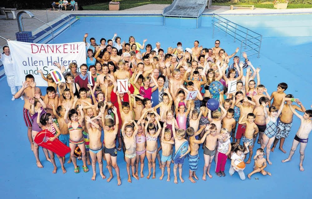 Ein vielfältiger Dank: Im Freibad von Alsleben freuen sich im Herbst 2013 Bürger des Ortes über die Spende des Vereins „Wir helfen“. Sie sichert die Existenz des flutgeschädigten Bades.