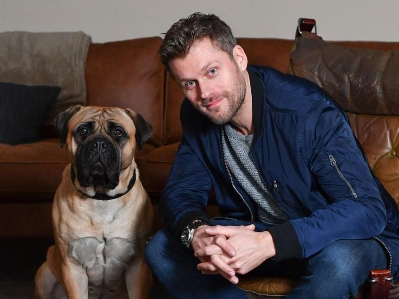 Der Schauspieler Jens Atzorn und sein Filmhund Rocky sind „Der Bulle und das Biest”. Foto: Jens Kalaene