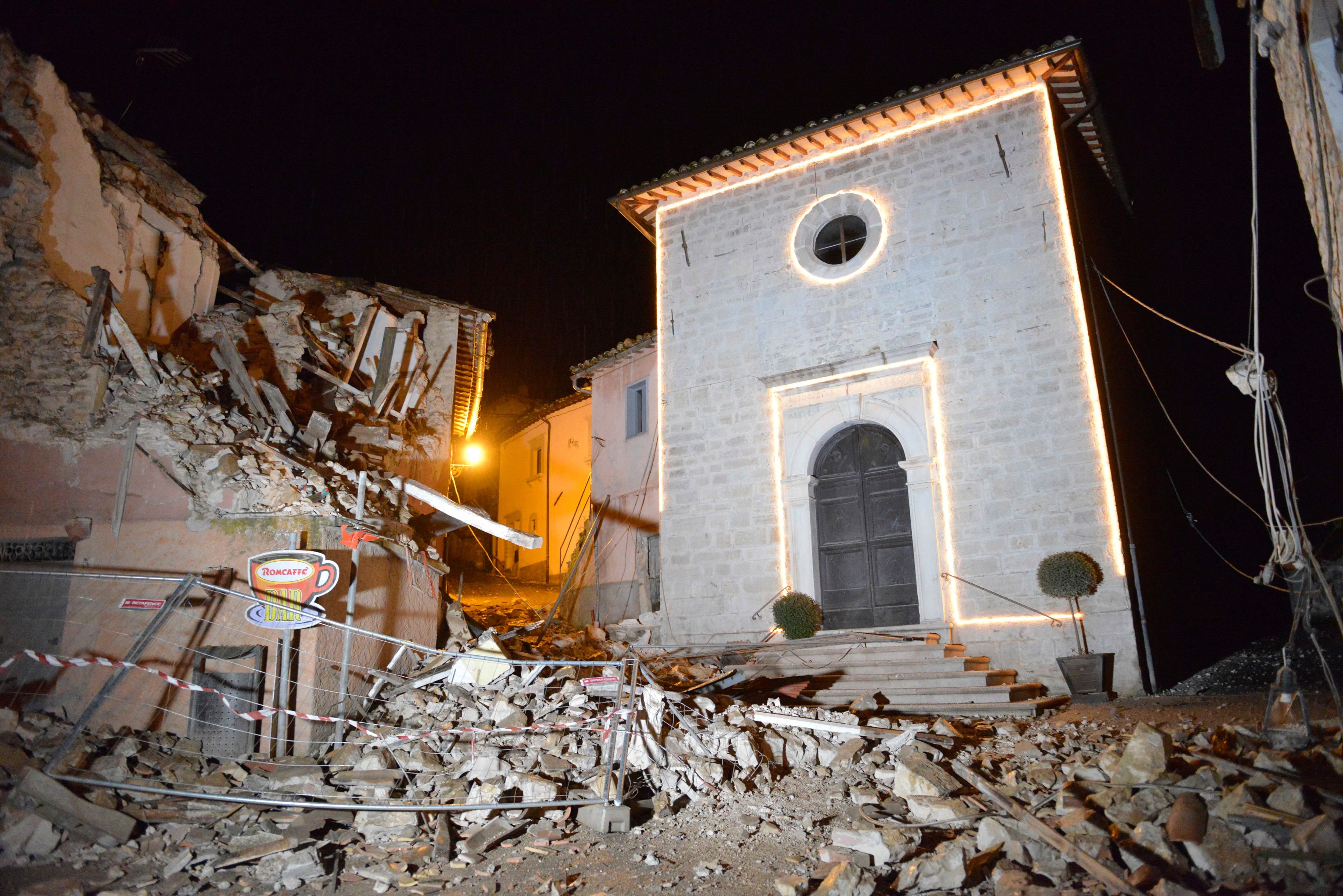 Die Kirche von San Sebastiano in Castlsantangelo sul Nera nach dem Erdbeben am 26. Oktober