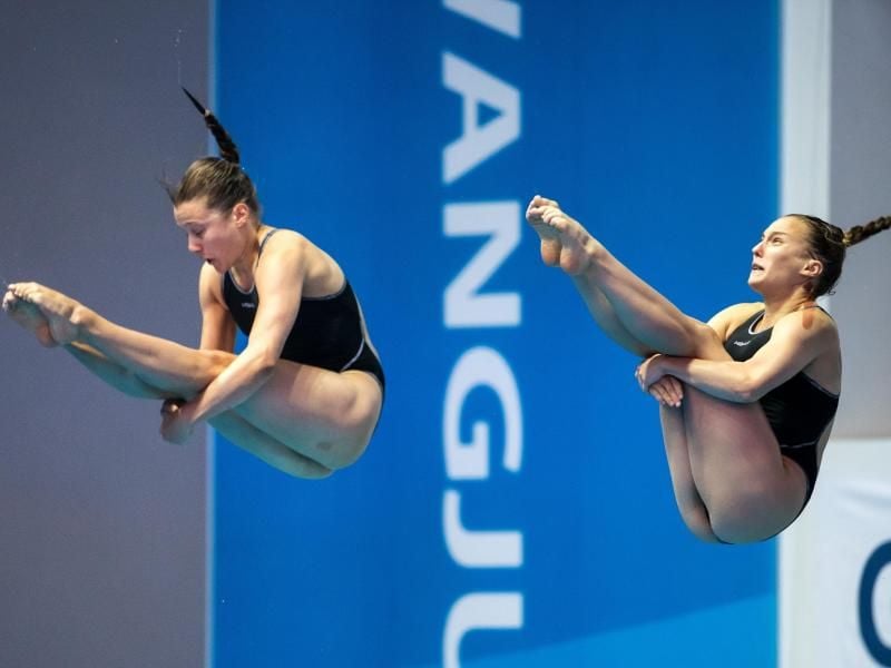 Schieden im Synchronspringen vom Drei-Meter-Brett aus: Tina Punzel und Lena Hentschel. Foto: Bernd Thissen
