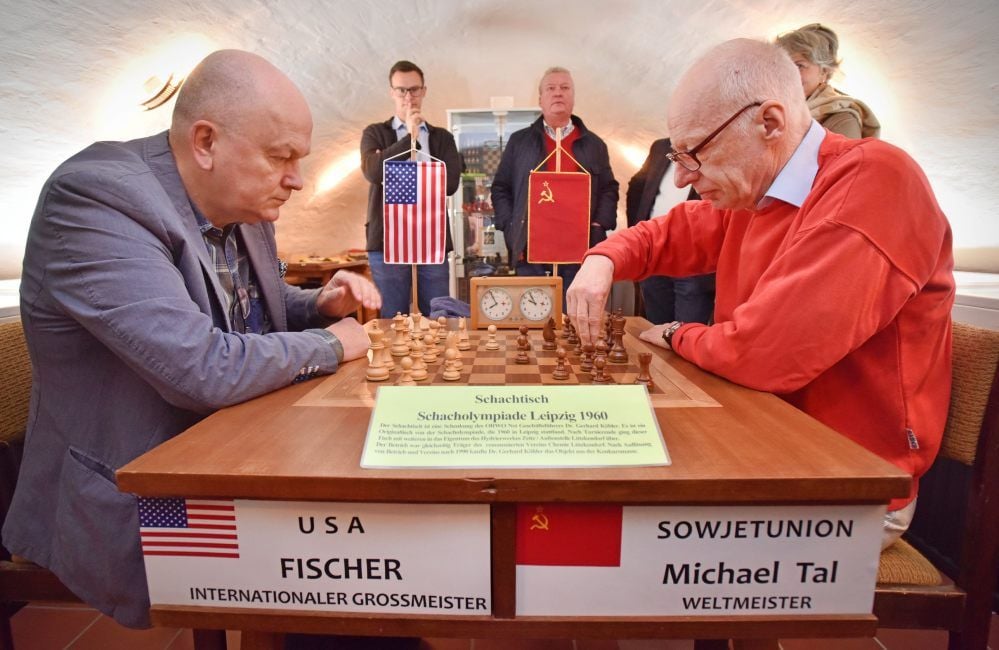 Konzentration ist alles: Ex-Amateurweltmeister Gerhard Köhler (l.) und Großmeister Robert Hübner spielen am Tisch der Olympiade von 1960.