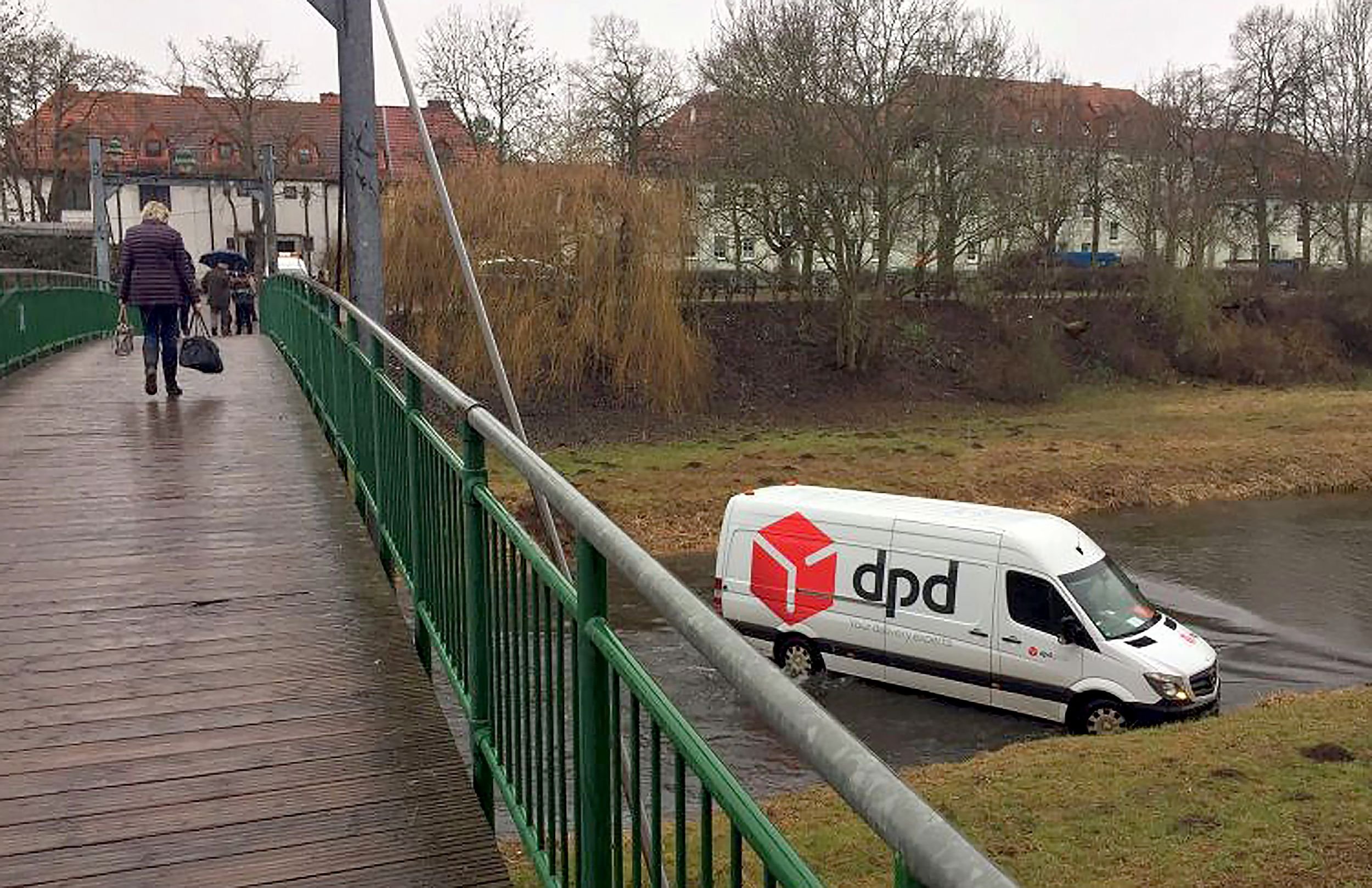 Ein Paket-Transporter steht in Nordhausen in einem Fluss.