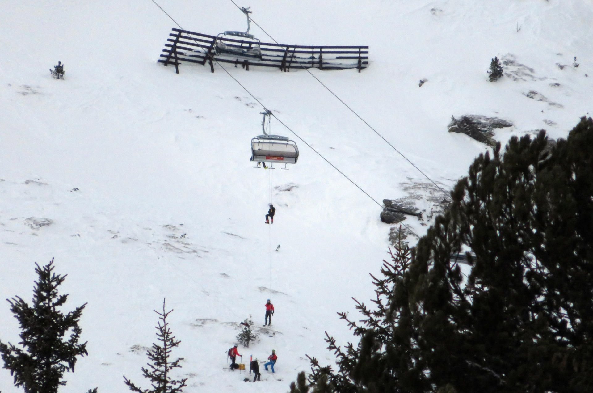 Skifahrer werden von der Bergrettung aus einem Sessellift im Skigebiet Kaltenbach/Hochzillertal geborgen. Der Betrieb des Sesselliftes musste wegen des starken Windes eingestellt werden.