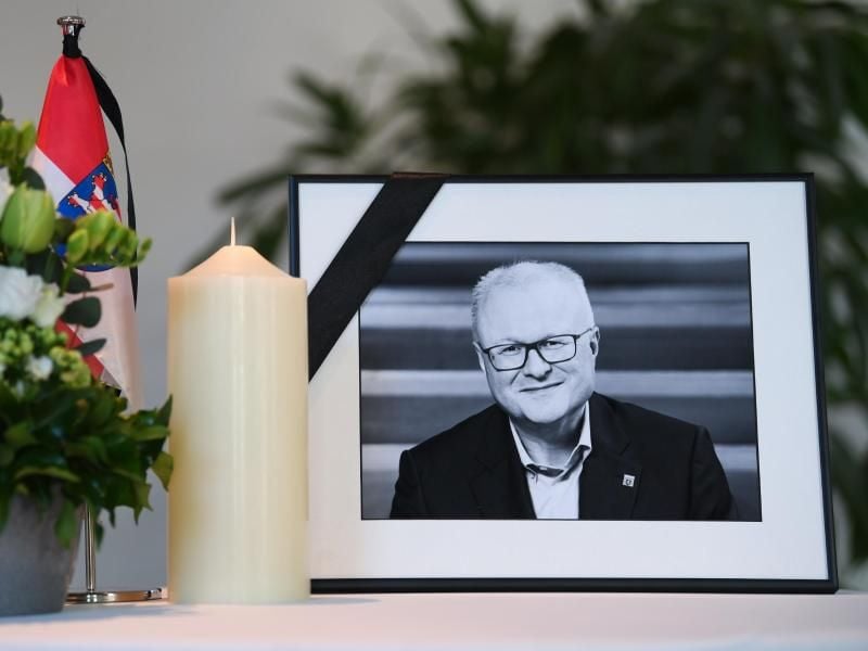 Ein Foto von Thomas Schäfer steht im Hessischen Finanzministerium in Wiesbaden. Foto: Arne Dedert/dpa