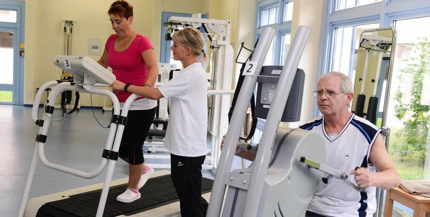 Bewegungstherapie gehört zum Behandlungsspektrum in der Saale-Klinik II. Diplom-Sportlehrerin Cindy Schätzke betreut die Patienten.