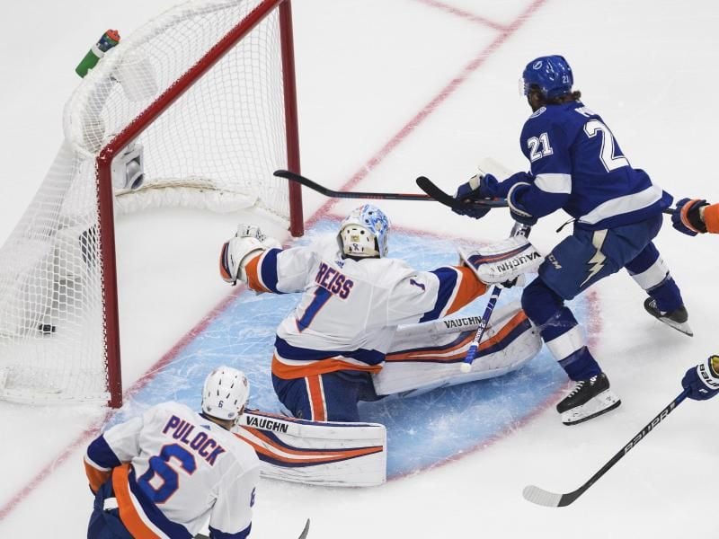 Islanders-Goalie Thomas Greiss (M) erwischte gegen Tampa Bay Lighting keinen guten Tag. Foto: Jason Franson/The Canadian Press/AP/dpa