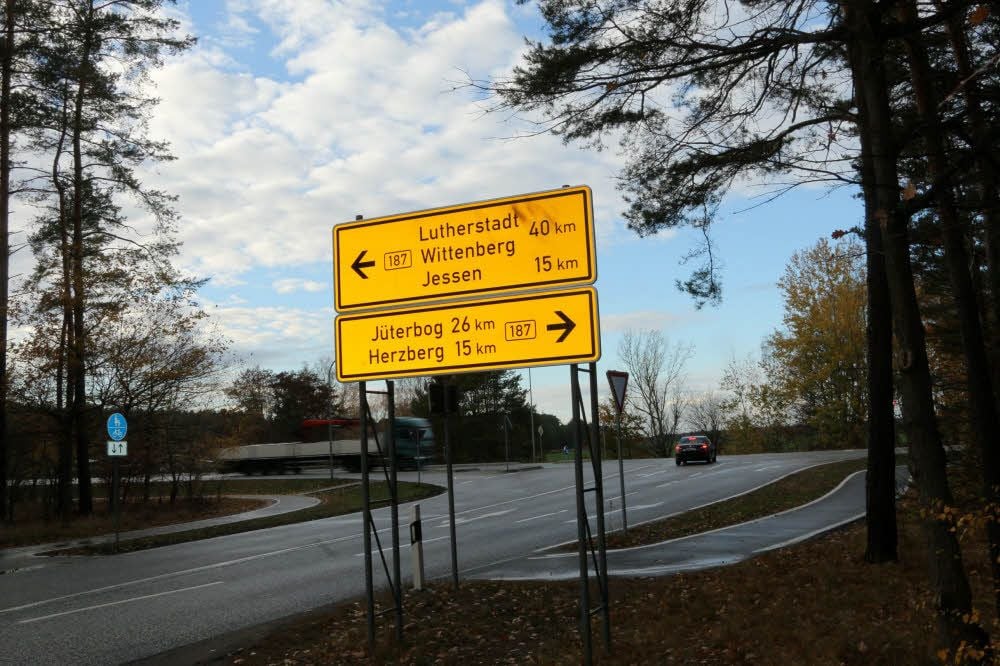 Wer aus der Fliegerhorstallee in Holzdorf-Ost kommt, hat die Wahl, er kann nach links Richtung Wittenberg, nach rechts Richtung Herzberg und Jüterbog. Will er weiter weg, dann muss er einiges an Geduld mitbringen, da der Ausbau der Bundesstraßen 187, 101 und 87 seit Jahren zwar Thema ist, aber sich im Umfeld des Fliegerhorstes und damit auch für die Anwohner in den Ortschaften wenig getan hat.